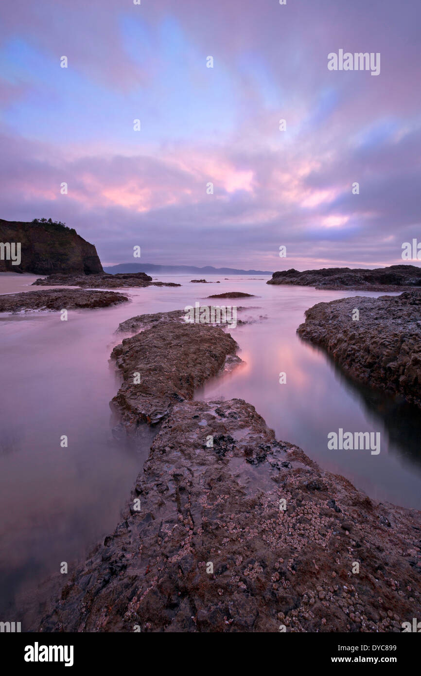 Sonnenuntergang am Tunnel Beach nördlich von Oceanside, Oregon. USA