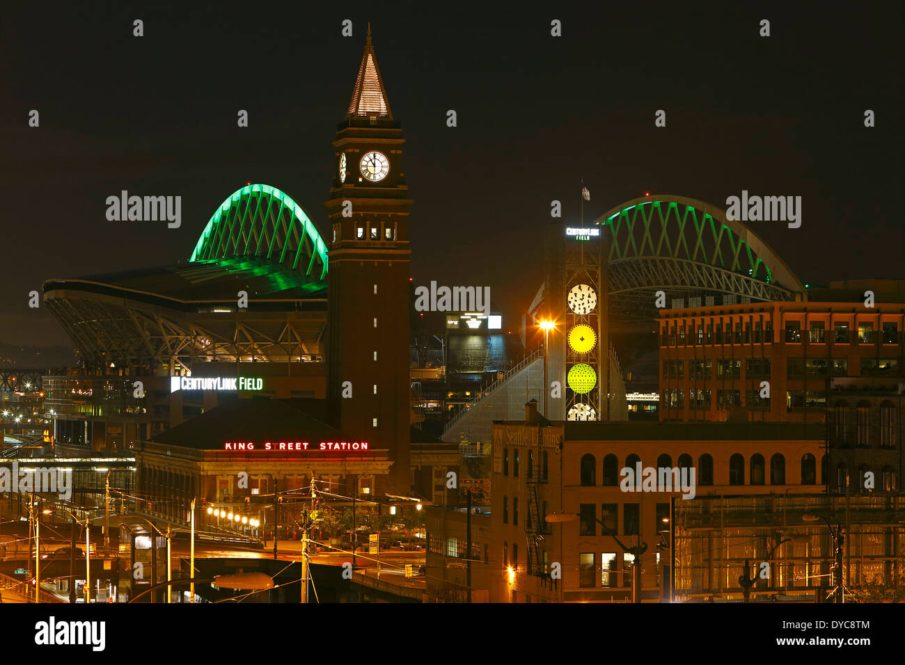 King Street Station in der Innenstadt von Seattle, Washington in der Nacht. USA Stockfoto