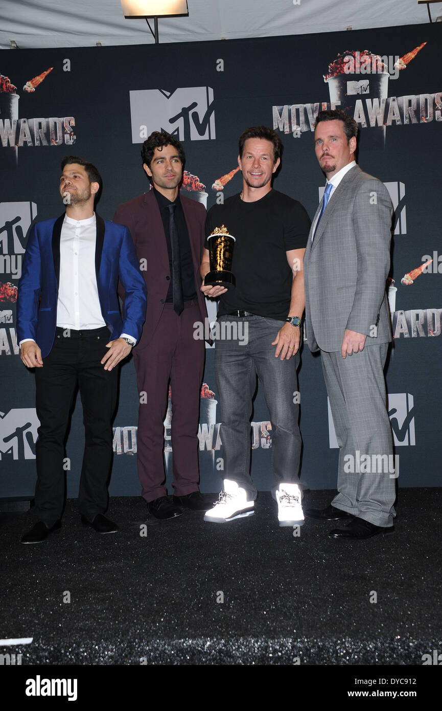Los Angeles, Kalifornien, USA. 13. April 2014. (L-R) US-Schauspieler und Entourage Formmitglieder Jerry Ferrara, Adrian Grenier, Mark Wahlberg und Kevin Dillon bei den MTV Movie Awards 2014 nach Mark Wahlberg darstellen gewann den MTV Generation Award im Nokia Theatre in Los Angeles, Kalifornien, USA, 13. April 2014. Foto: Hubert Boesl/Dpa - News WIRE SERVICE/Dpa/Alamy Live Stockfoto