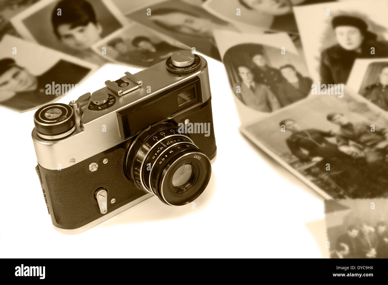 Die veraltete Filmkamera und alten schwarz weiß Fotos auf einem weißen Hintergrund. Stockfoto