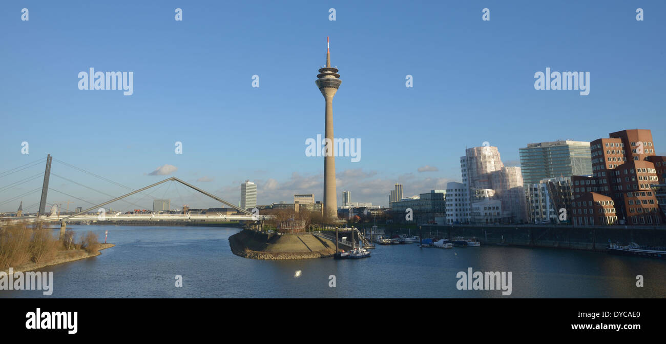 Späten Nachmittag Blick auf den Medienhafen in Düsseldorf mit Rheinturm Fernsehturm und Gebäude Neuer Zollhof, Deutschland Stockfoto