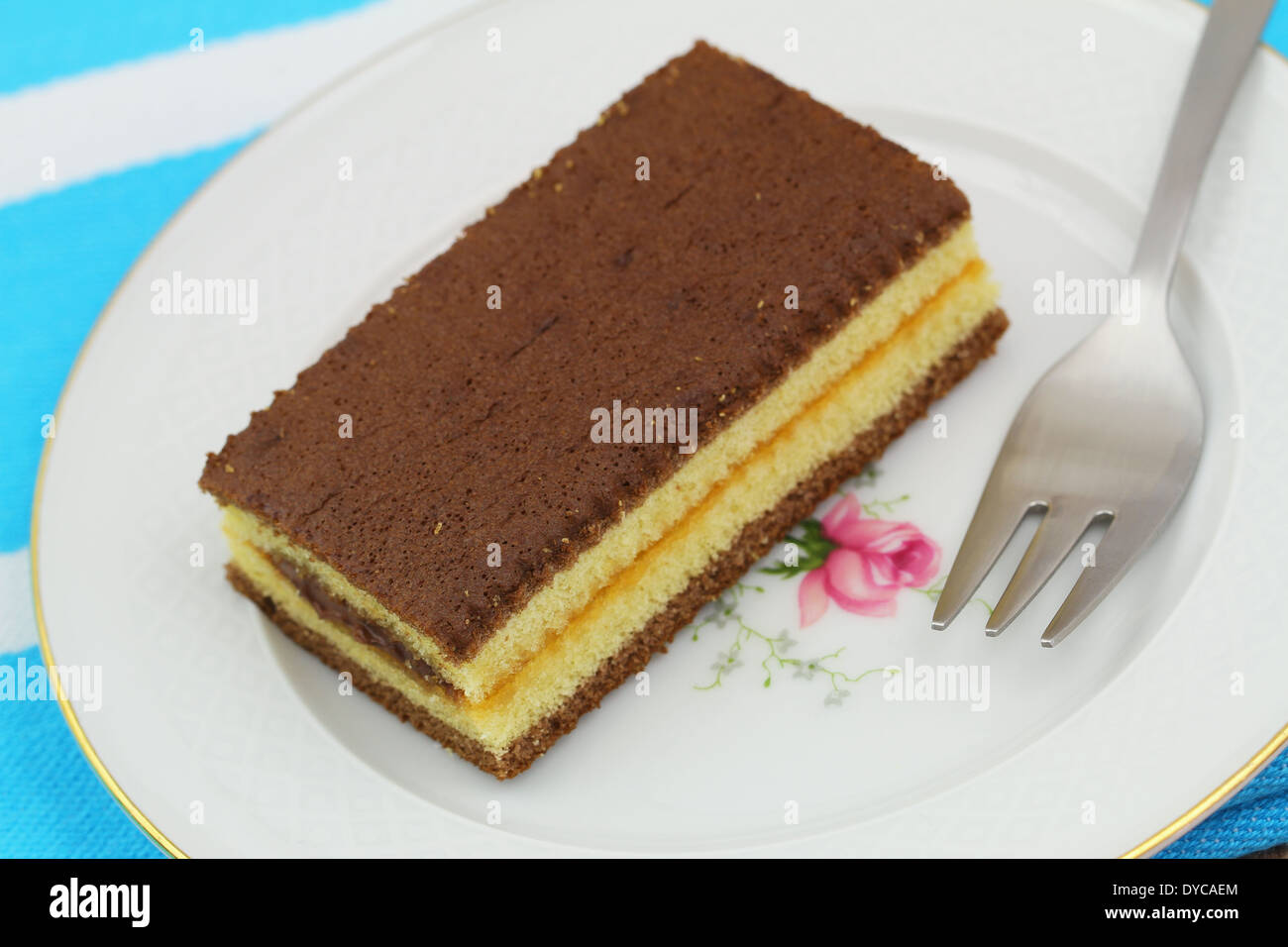 Schoko-Vanille-Torte mit Toffee-Füllung Stockfoto