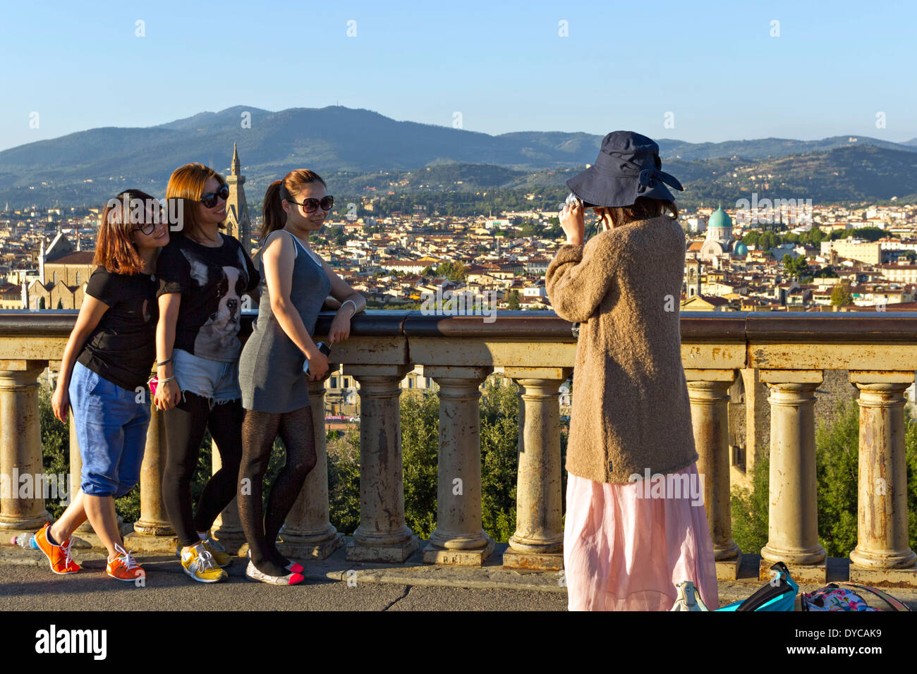 Asiatische Frau Touristen posieren für ein Foto mit der Stadt Florenz im Hintergrund, Piazzale Michelangelo, Italien Stockfoto