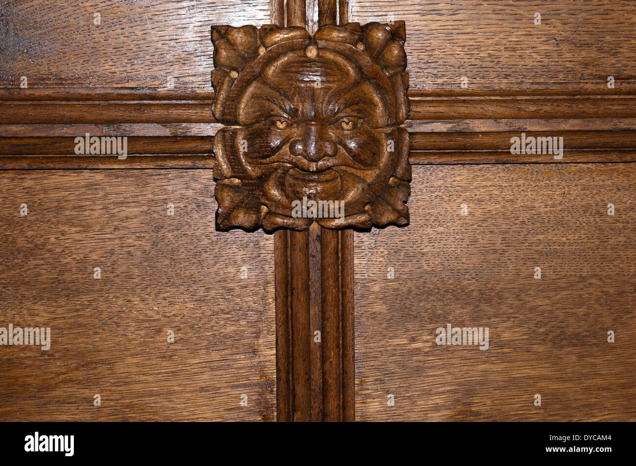 Ein Decke-Chef geschnitzt mit dem Gesicht eines Mannes Grün in All Saints Church, Oberes Sheringham, Norfolk. Stockfoto