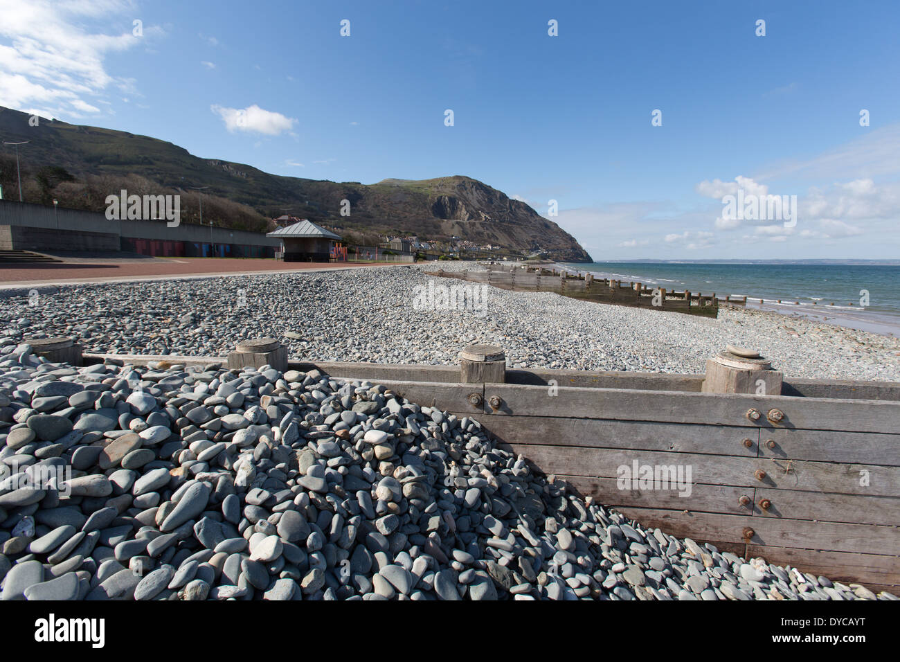 Wales Küstenweg in Nord-Wales. Malerische Aussicht auf die Wales Coast Path im Penmaenmawr Esplanade. Stockfoto