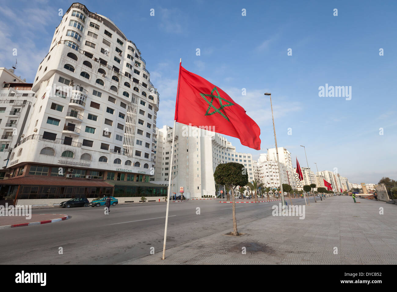 Tanger, Marokko - 22. März 2014: Gewöhnliche Morgen mit Menschen auf der Avenue Mohammed VI im neuen Teil von Tanger Stockfoto