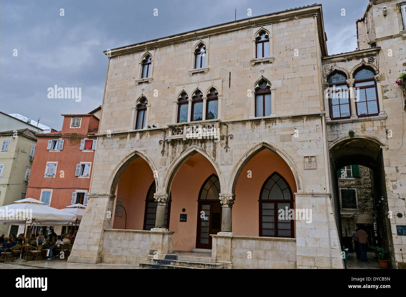 Die harmonische Fassade des ehemaligen Rathauses 15. Jahrhundert mit seinen gotischen Verzierungen, Narodni Trg Pjaca, Split Stockfoto