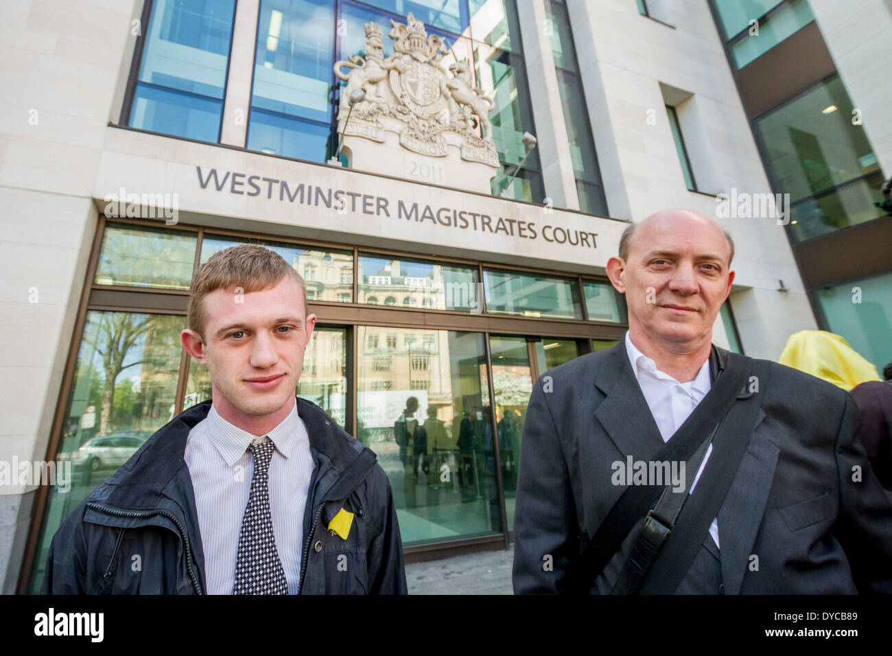 London, UK. 14. April 2014. Søren Goard und Sandy Nicholl der "Antifaschistischen Five" Demonstranten außerhalb Westminster Magistrates Court am ersten Tag ihres Prozesses. Der Angeklagte wo am 1. Juni 2013 als Bestandteil eine Gegendemonstration gegen British National Party (BNP) verhaftet. Bildnachweis: Guy Corbishley/Alamy Live-Nachrichten Stockfoto