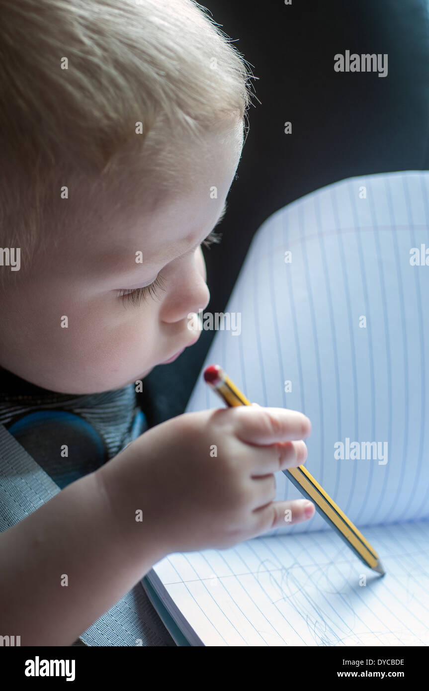 Kleinkind zeichnen lernen Stockfotografie - Alamy