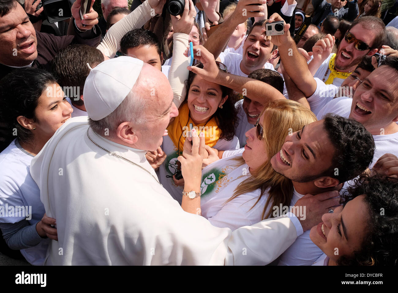 Vatikan, Rom, Italien. Palm Sonntag, 13. April 2014.  Papst Francis unter der Menge der junge Brasilianer und Polen, die das Kreuz des Weltjugendtages (Giornata Mondiale della Gioventù GMG) Credit: wirklich Easy Star/Alamy Live News Stockfoto