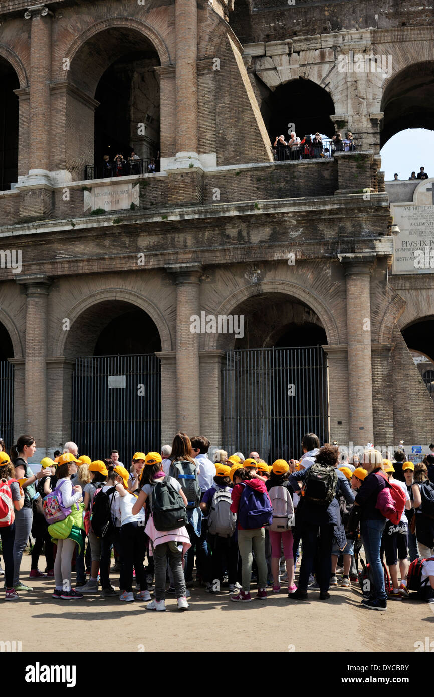 Italien, Rom, Schulgruppe und Kolosseum Stockfoto
