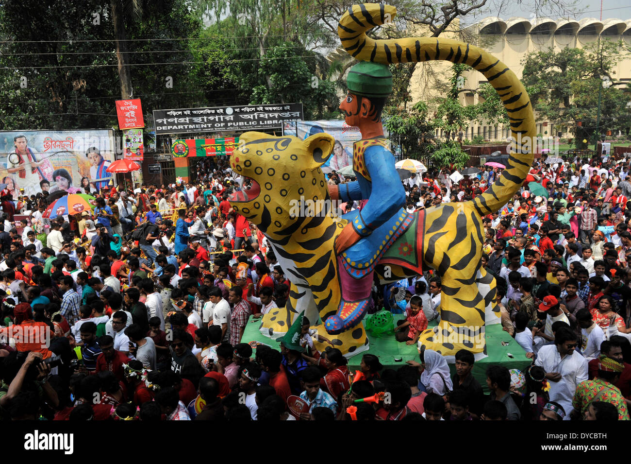 DHAKA, Bangladesch-APRIL 14: Tausende von Bangladesch Verknüpfungen auf der Straße, den ersten Tag der Bengali New Year oder Pohela Boishakhis gefeiert mit vielen Aktivitäten wie Messen, Konzert, kulturelle Programme und "Mongolische Shovajatra (Heilige Rallye)" in Dhaka am 14. April 2014 begrüßen zu dürfen. (Foto von Mohammad Asad / pazifische Presse/Alamy Live News) Stockfoto