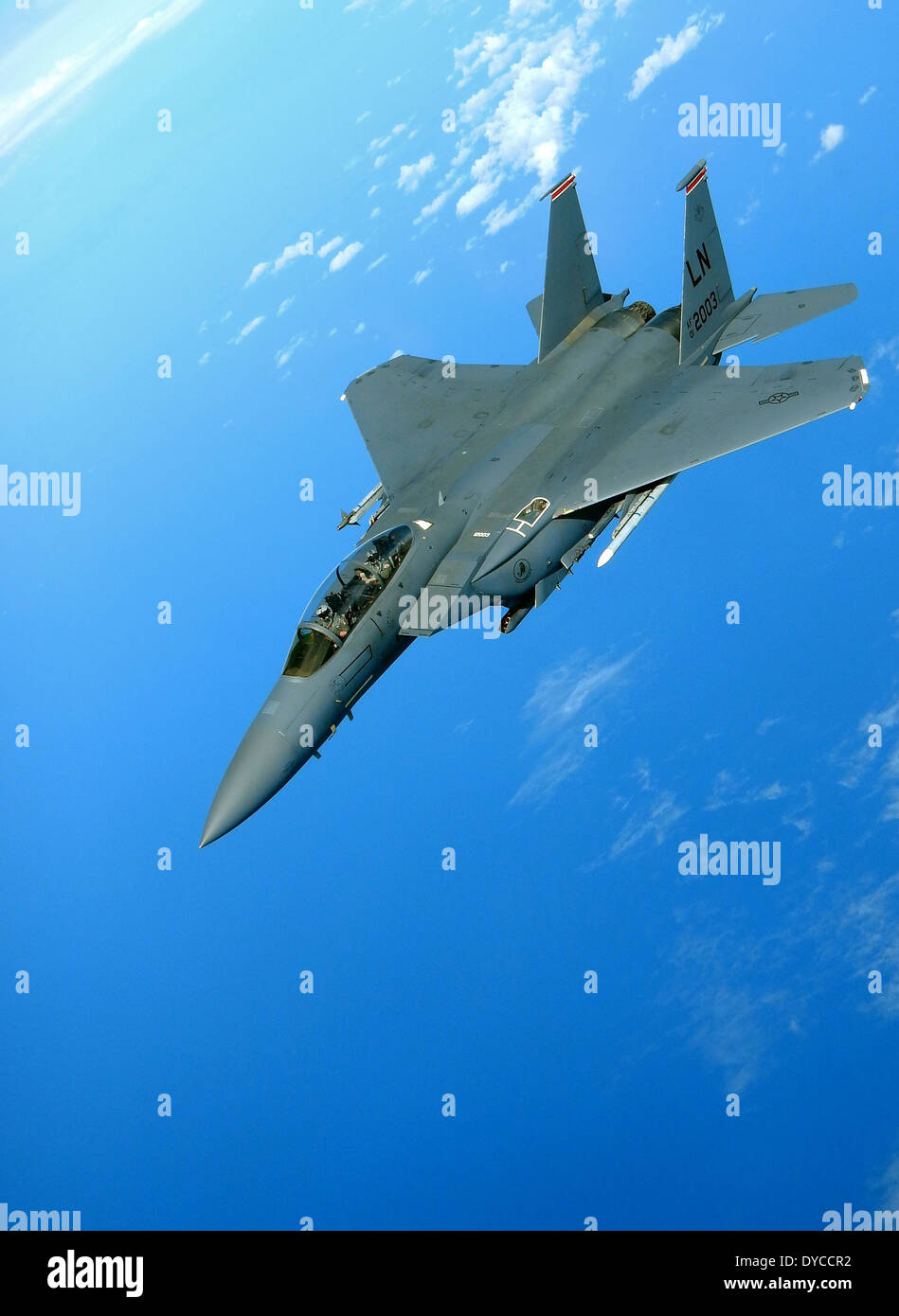 Die US-Luftwaffe F-15E Strike Eagle, die der 494th Fighter Squadron zugeordnet ist, führt im Februar 2014 eine Trainingsmission über dem Mittelmeer durch. Das Flugzeug nahm an einem simulierten Einsatz mit der Hellenic Air Force Teil, um die Interoperabilität während des Kampftrainings zu verbessern. Stockfoto