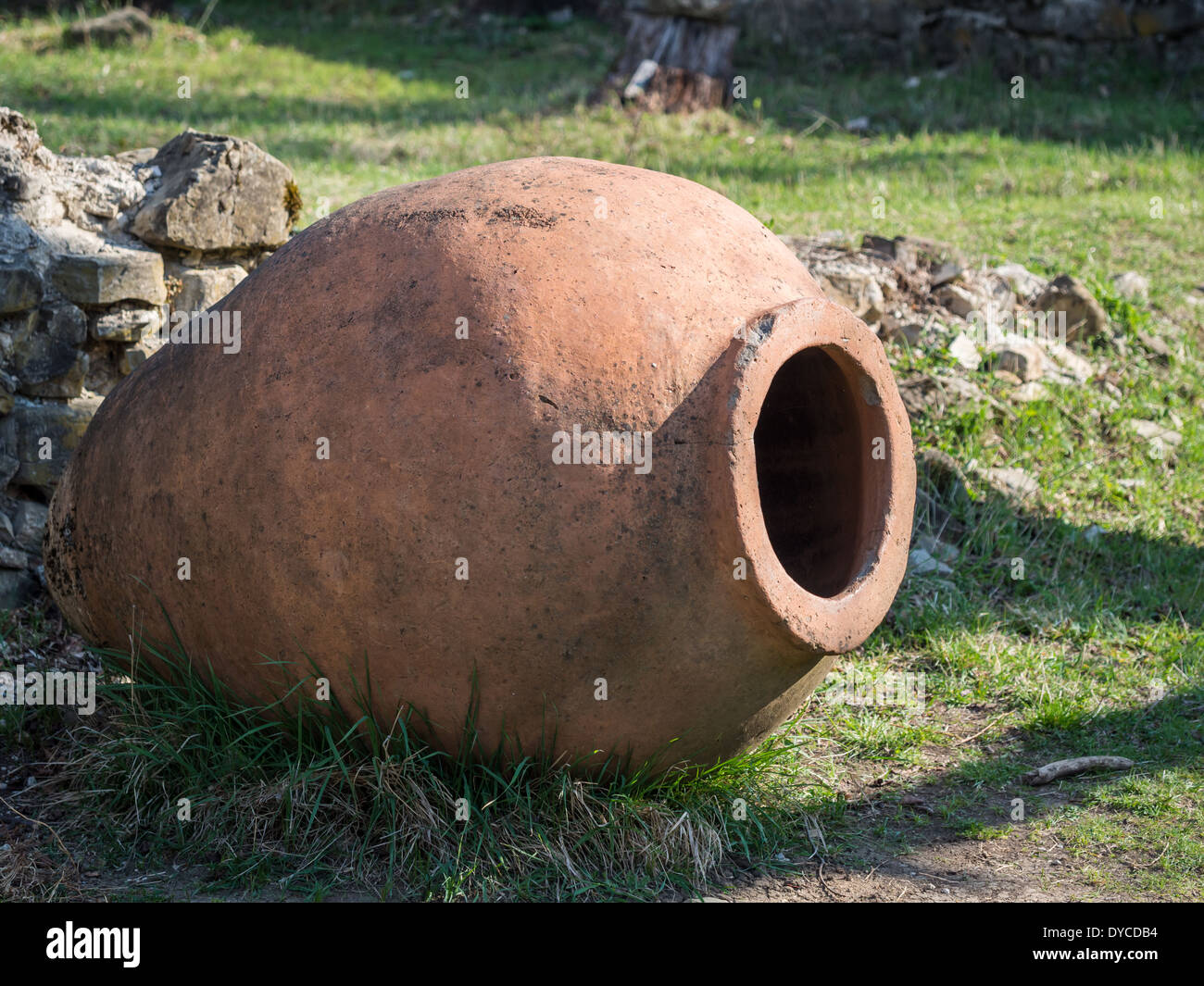 Alten Kvevri (Kvevri) vor der Kathedrale Ikalto, Kachetien, Georgia. Stockfoto