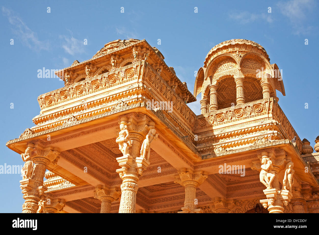 Details der Fassade von Sanatan Hindu Mandir-Tempel in Wembley, London Stockfoto