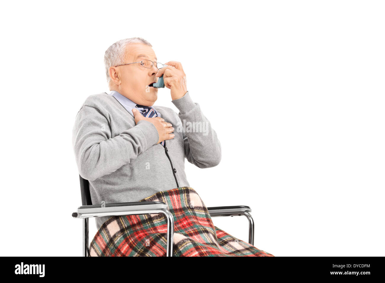 Senior woman Atmung durch seinen Inhalator Stockfoto