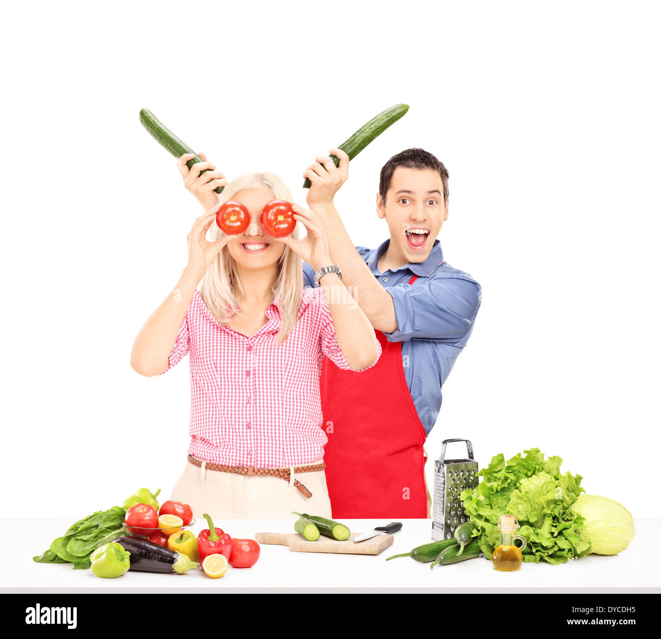 Junge Paare, die Spaß beim Kochen Stockfoto