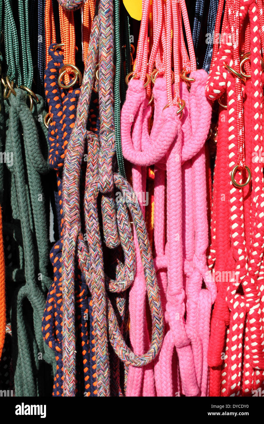 Bunte Pferde Zügel verkauft in einem Markt-shop Stockfoto