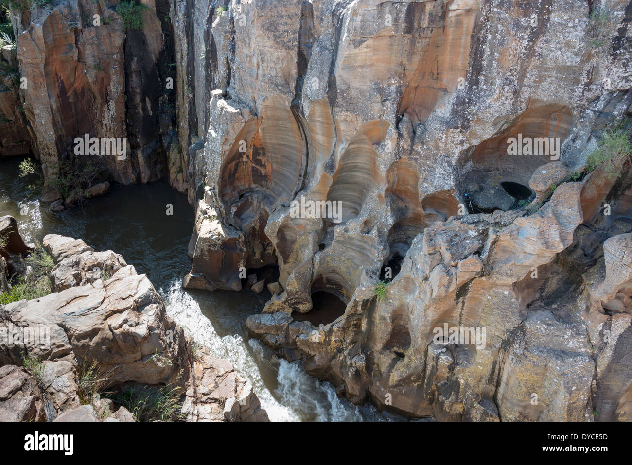 Fluss auf die Bourkes Schlaglöcher in Südafrika in der Nähe der Panoramaroute mit großen Canyons und Wasserfällen Stockfoto