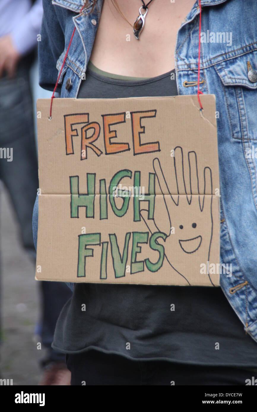 Rom Italien. 13. April 2014.  Internationalen Kissen Kampf Tag in Piazza Santa Maria in Trastevere-Platz in Rom. Bildnachweis: Gari Wyn Williams / Alamy Live News Stockfoto