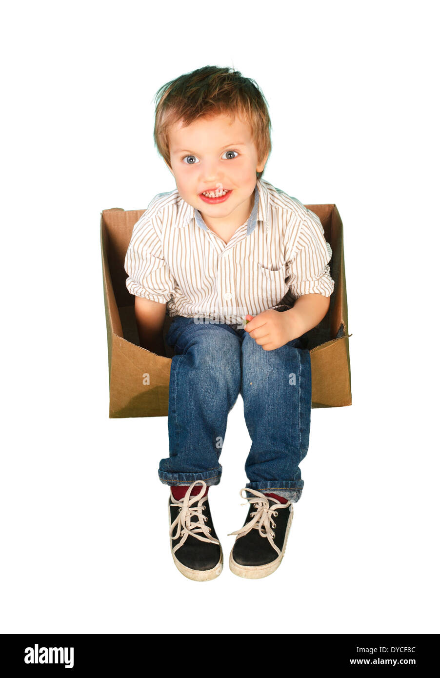 kleiner Junge spielt im Boxen Stockfoto