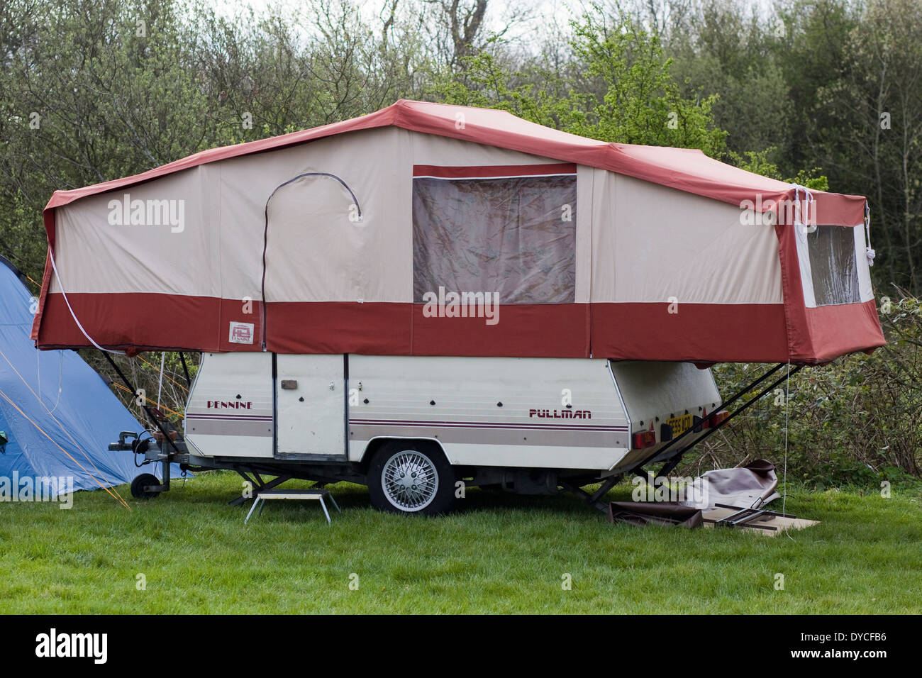 Erweiterung der Wohnwagen geparkt Zelt auf einem Festival Stockfoto