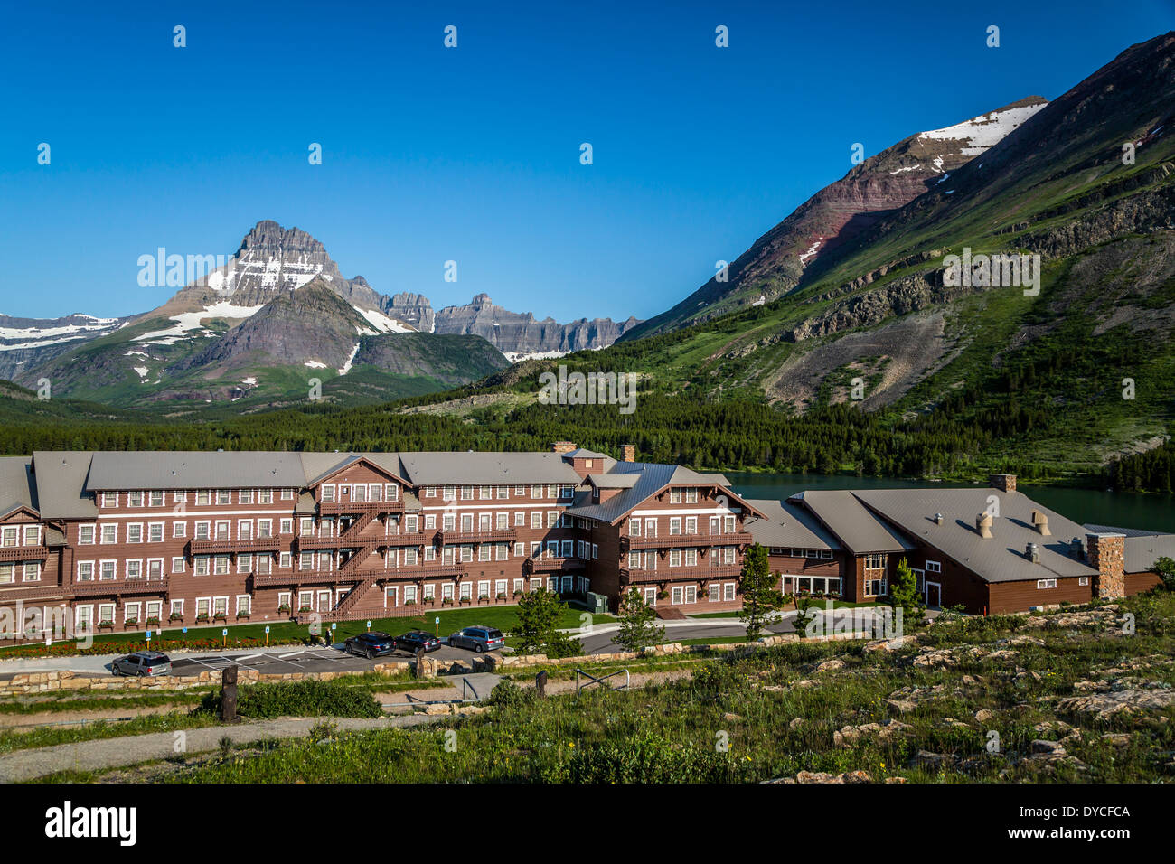 Die vielen Gletscher Hotel auf Swiftcurrent Lake und Grinnell Point im Glacier National Park, Montana, USA. Stockfoto