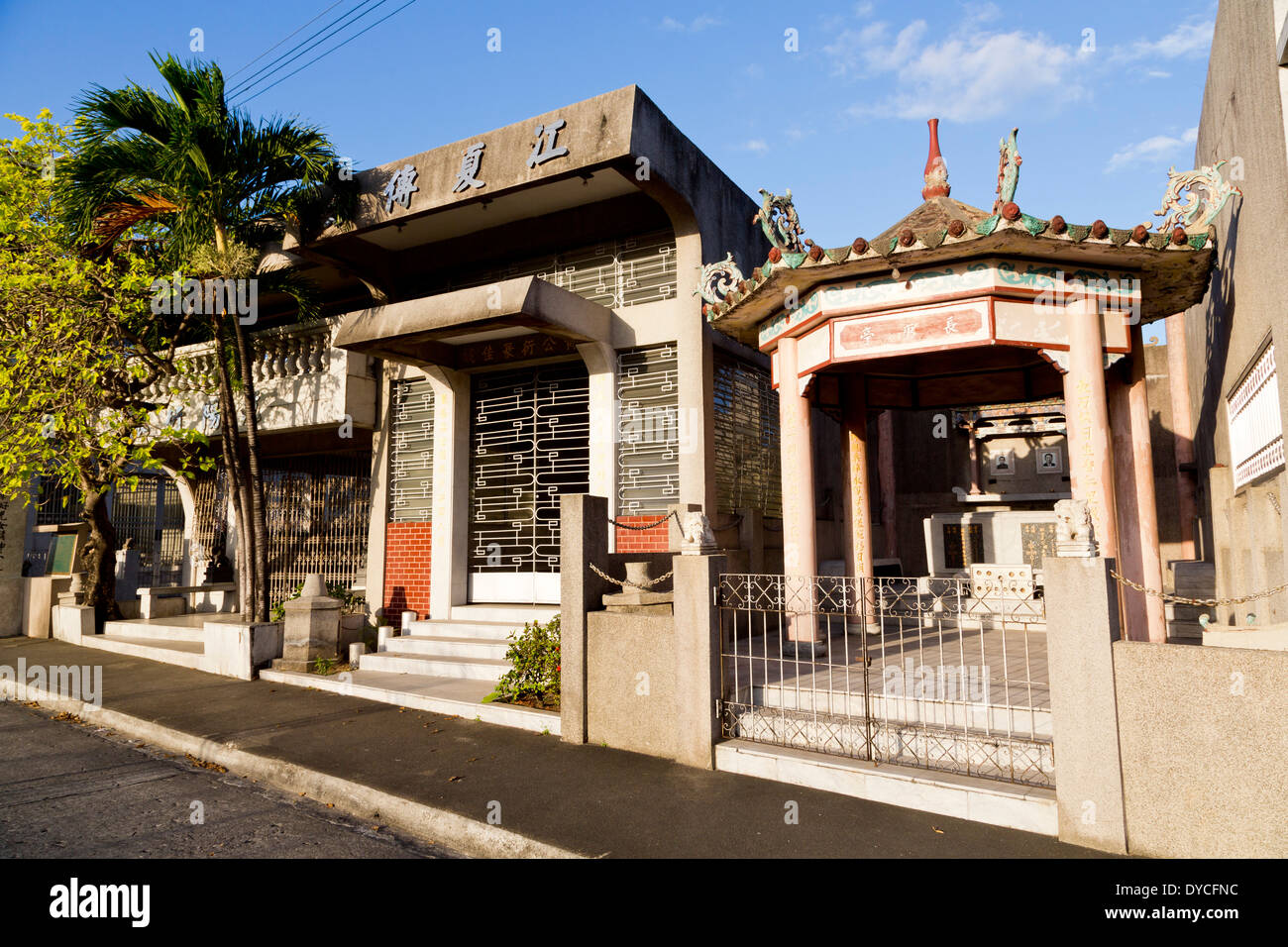 Typische Mausoleum auf dem chinesischen Friedhof in Manila, Philippinen Stockfoto