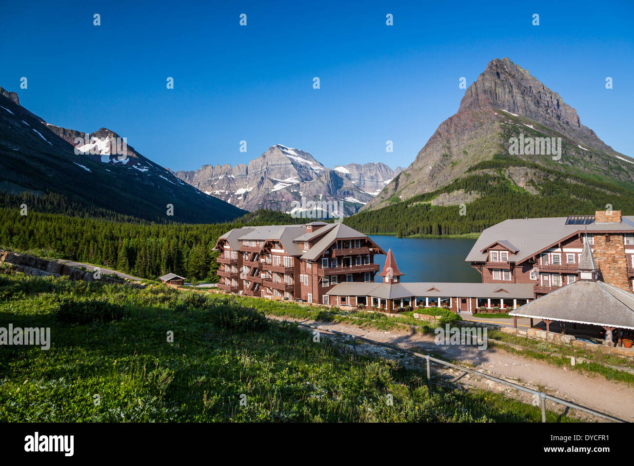 Die vielen Gletscher Hotel auf Swiftcurrent Lake und Grinnell Point im Glacier National Park, Montana, USA. Stockfoto