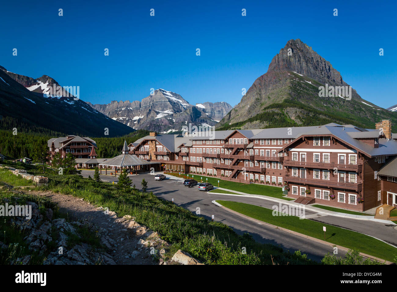 Die vielen Gletscher Hotel auf Swiftcurrent Lake und Grinnell Point im Glacier National Park, Montana, USA. Stockfoto
