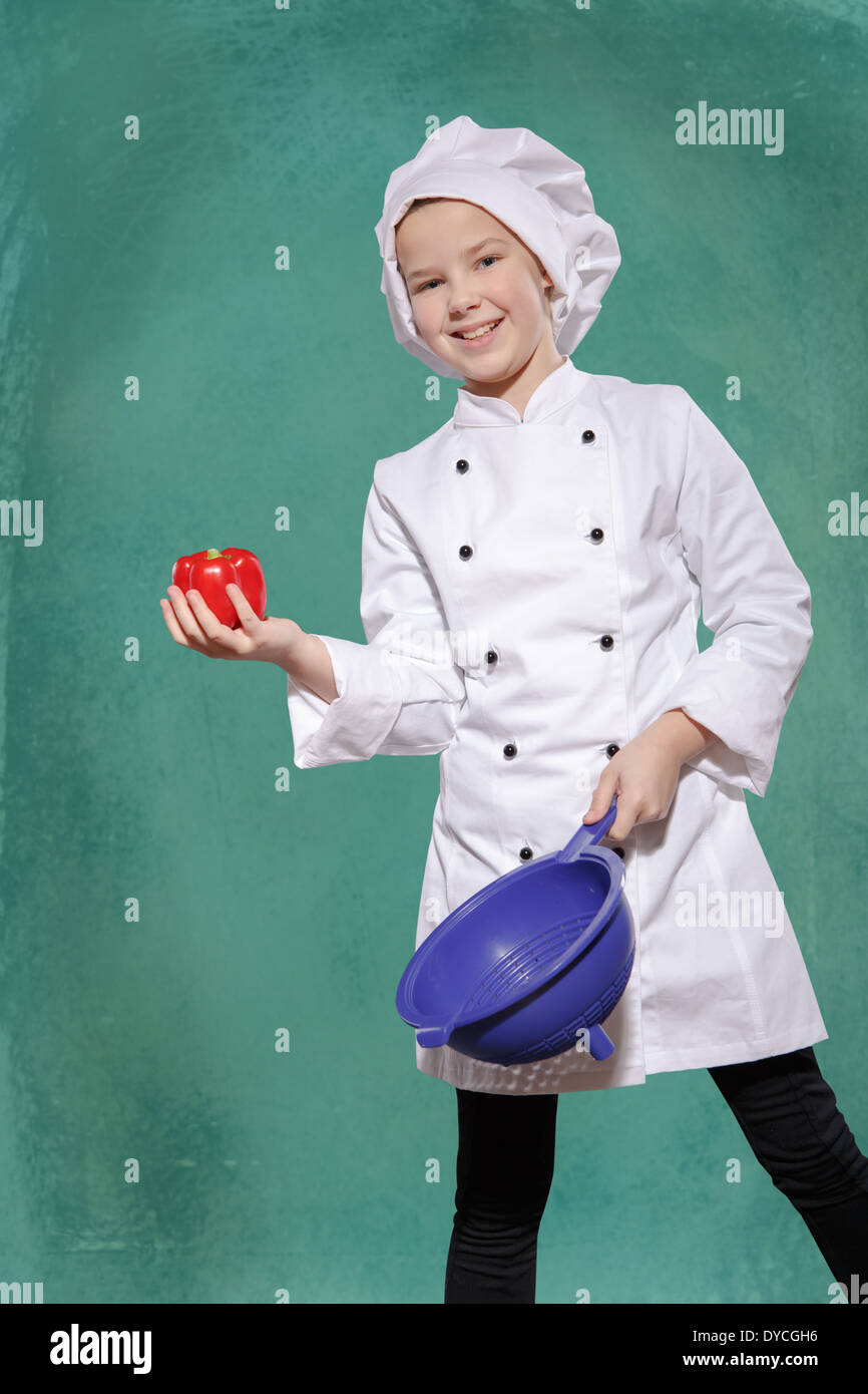 junge Köchin mit einem Sieb und paprika Stockfoto