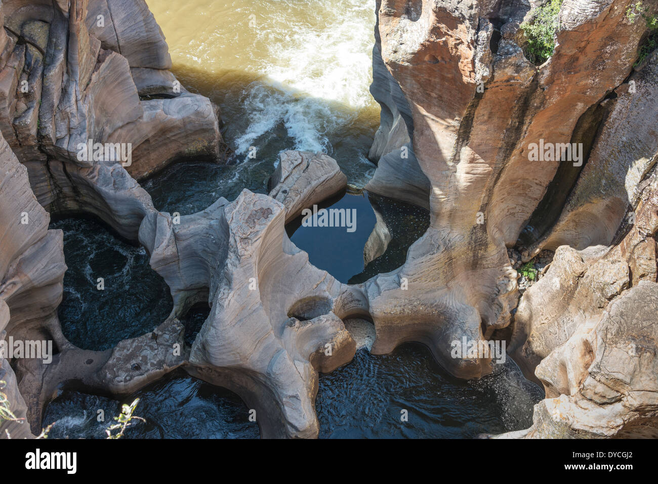 Fluss auf die Bourkes Schlaglöcher in Südafrika in der Nähe der Panoramaroute mit großen Canyons und Wasserfällen Stockfoto