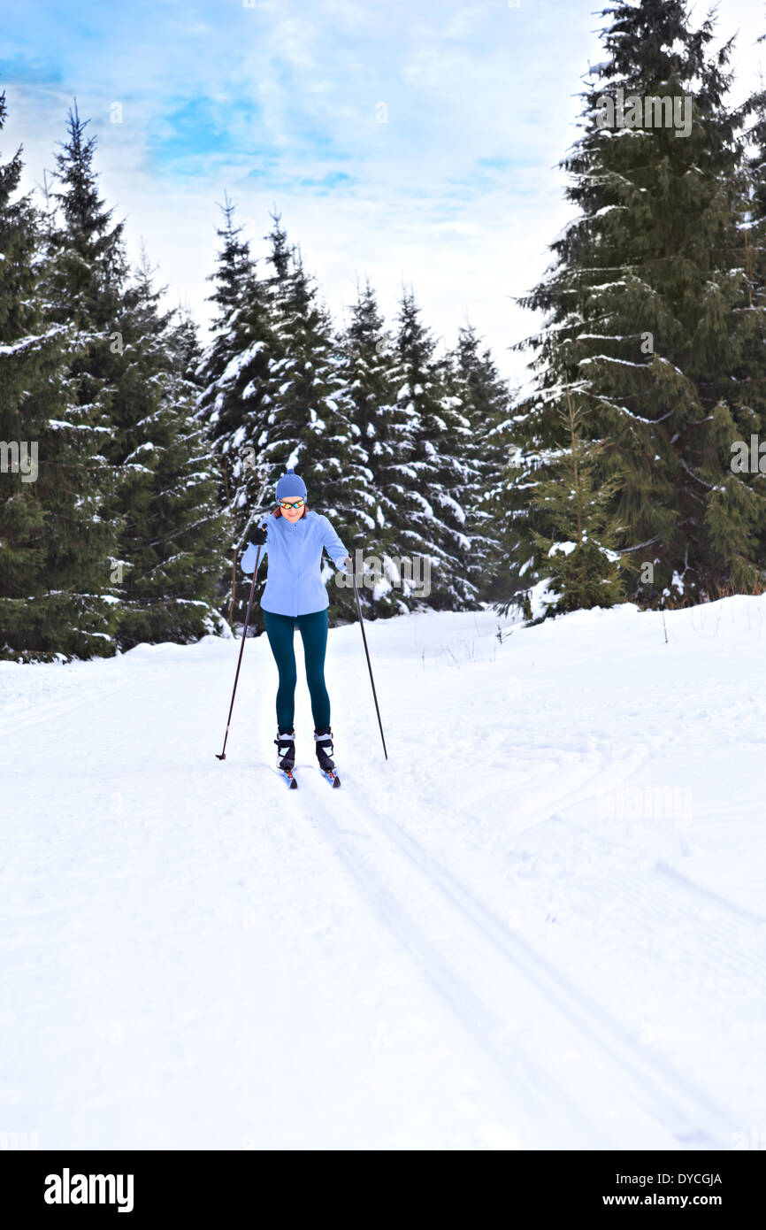 Eine Frau-Langlauf in den Alpen Stockfoto