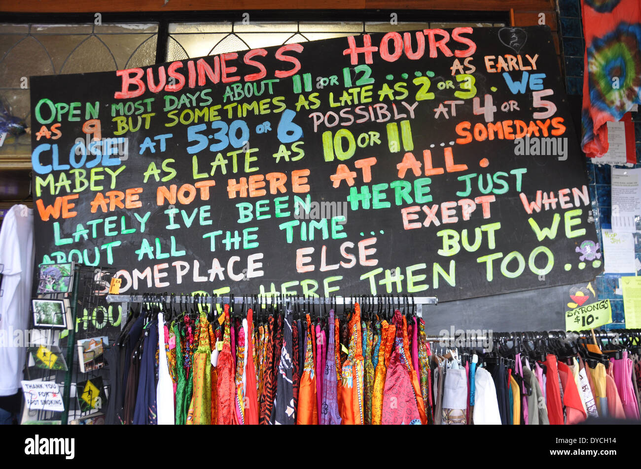 Eine lustige Zeichen außerhalb ein Bekleidungsgeschäft in Nimbin, NSW, Australien. Stockfoto