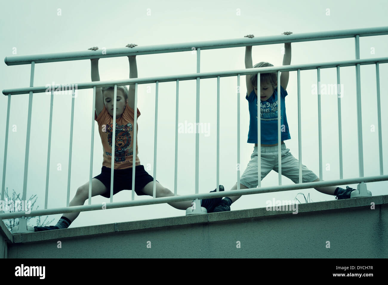 Zwei jungen (6-8) auf Brücke. Stockfoto