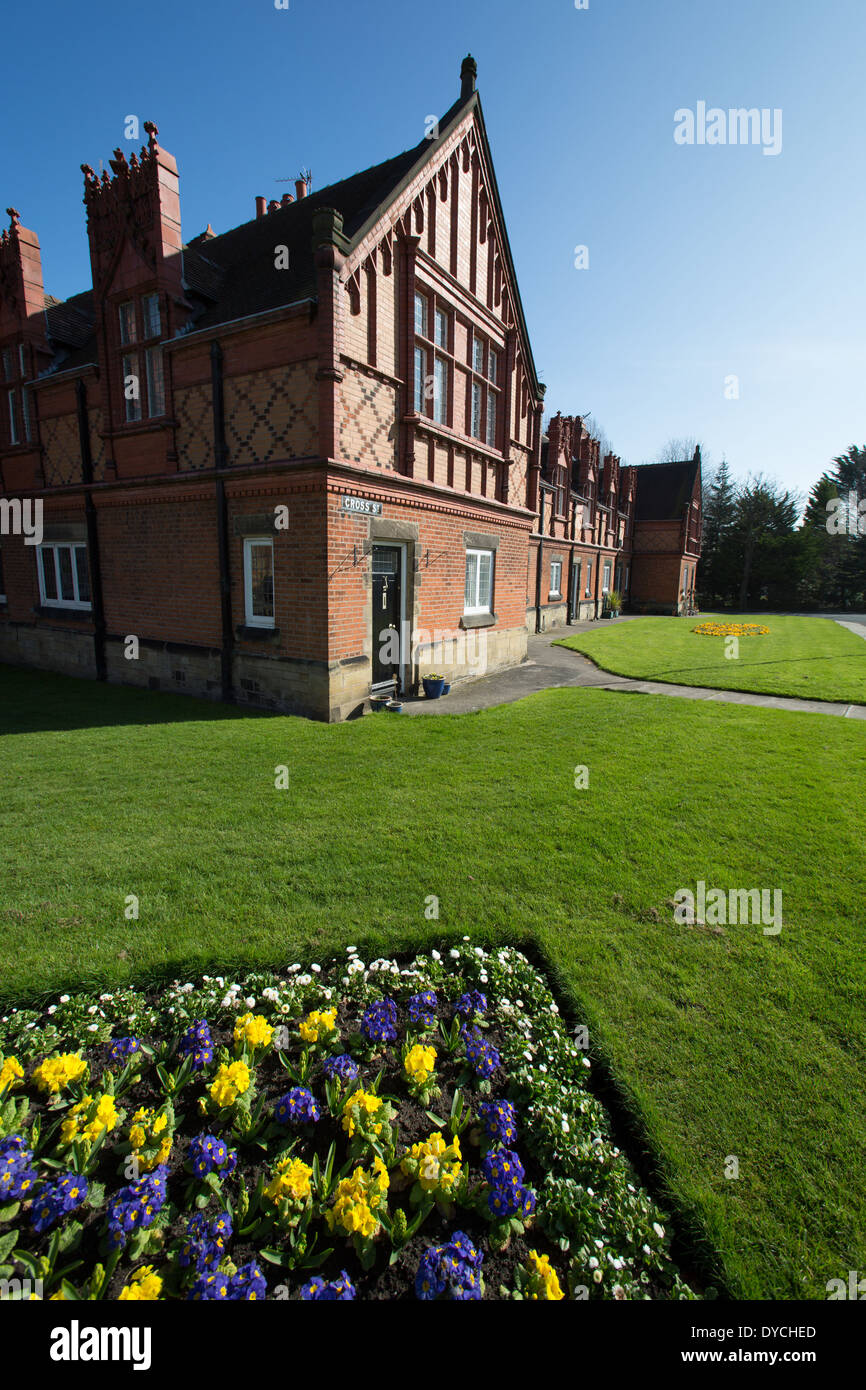 Dorf Port Sunlight, England. malerische Frühling Blick auf die Cross Street Cottages in Port Sunlight. Stockfoto