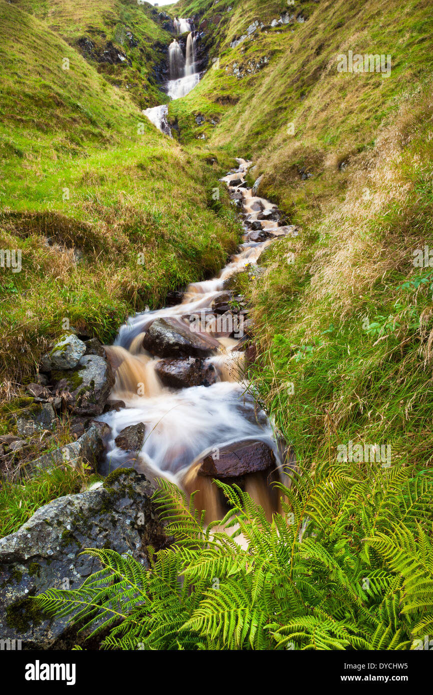 Wasserfälle und Fluss Streamen auf der Insel Runde in Herøy Kommune, Møre Og Romsdal Fylke, an der West Küste von Norwegen. Stockfoto