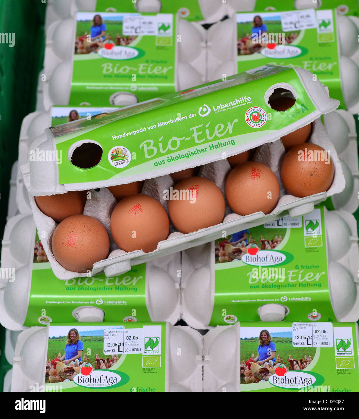 Pakete von Bio-Eiern liegen am Bio-Bauernhof Biohof Aga, eine Einrichtung  der Lebenshilfe-Werkstätten in Gera, Deutschland, 14. April 2014. Nach  Angaben der Organisation Oekoherz sind rund 92.000 unter Oragnic  Bedingungen gehalten. Foto: MARTIN