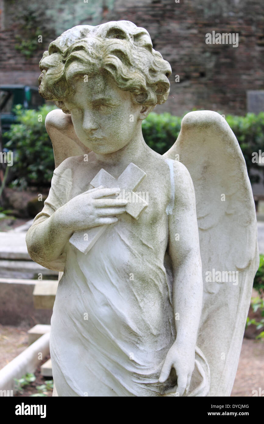 Engelsstatue mit Kreuz in Marmor, Stein Stockfoto