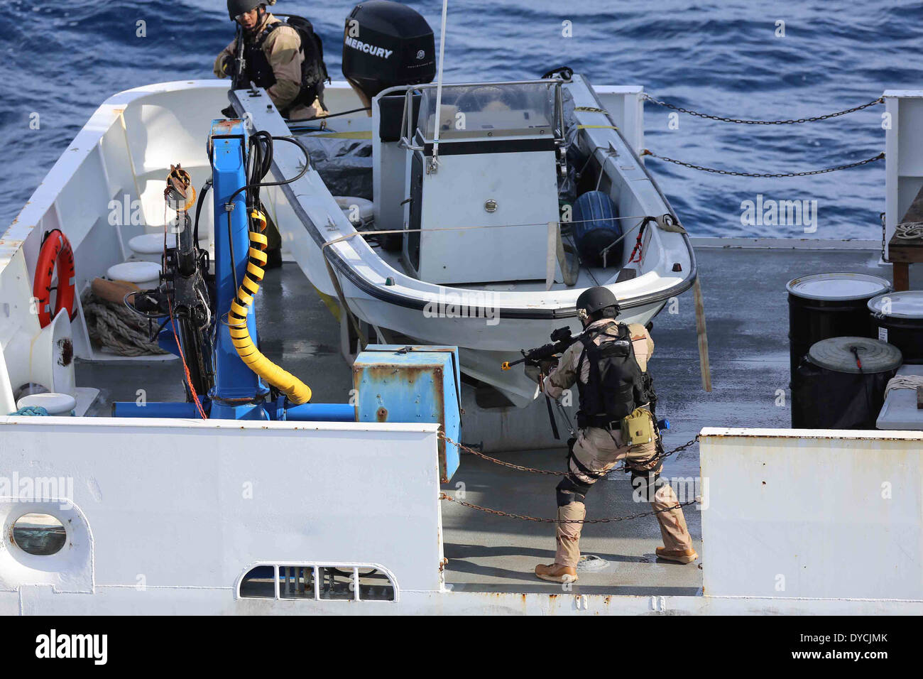US-Marines und Matrosen mit der maritimen Raid Kraft während eines Besuchs, Board, Suche und Beschlagnahme Ausbildungsmission 9. April 2014 vor der Küste von San Diego, Kalifornien. Stockfoto
