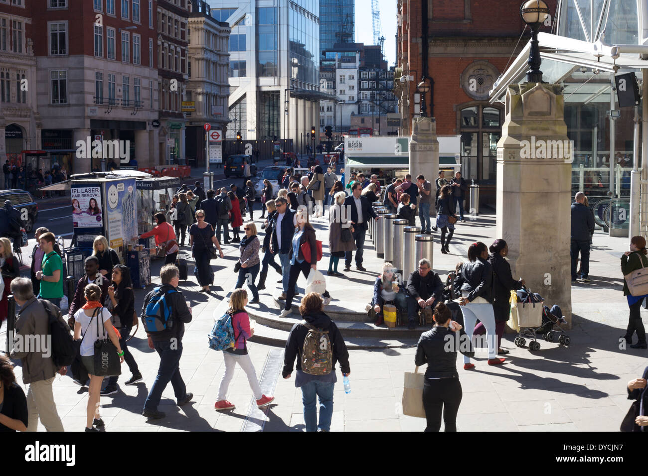 Menschen vor Eingang zur Liverpool Street Station in London. Stockfoto