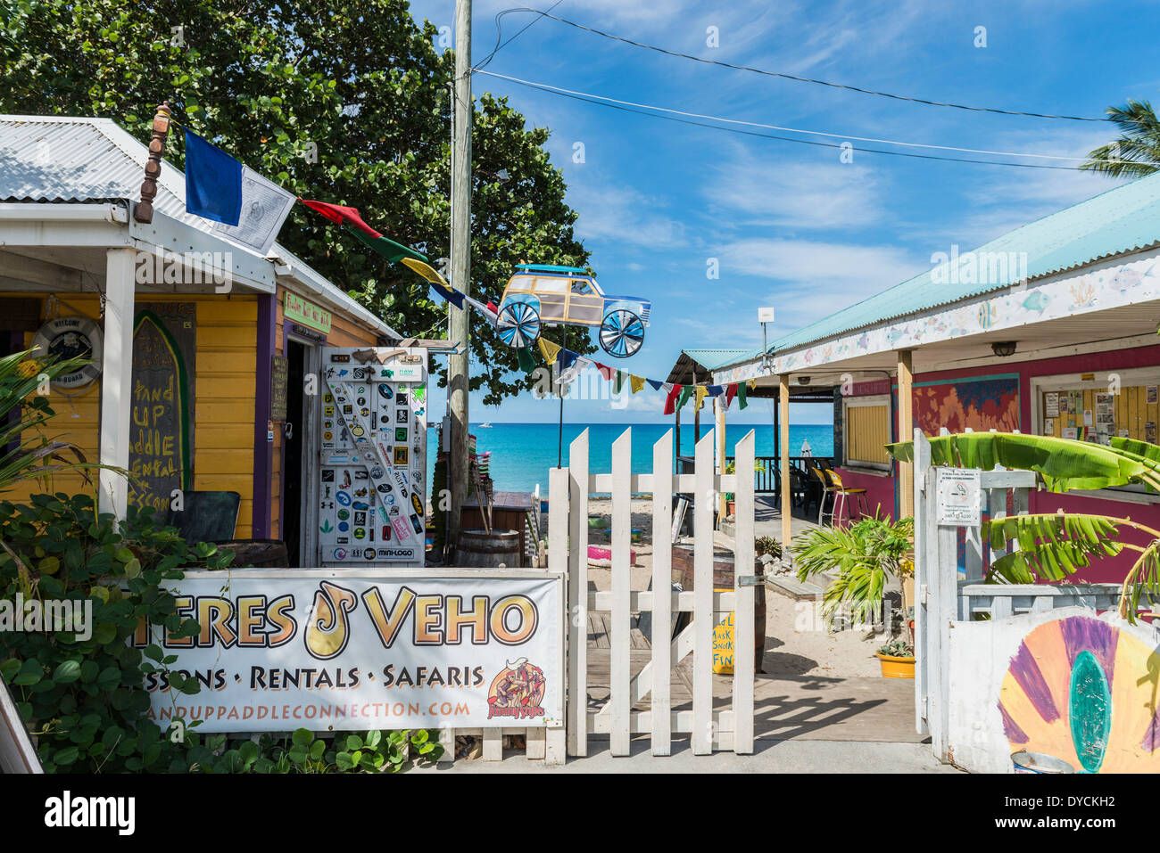 Stand up Paddle Board Geschäft und ein Café am Strand von St. Croix, U.s. Virgin Islands. Karibisches Meer USVI Stockfoto