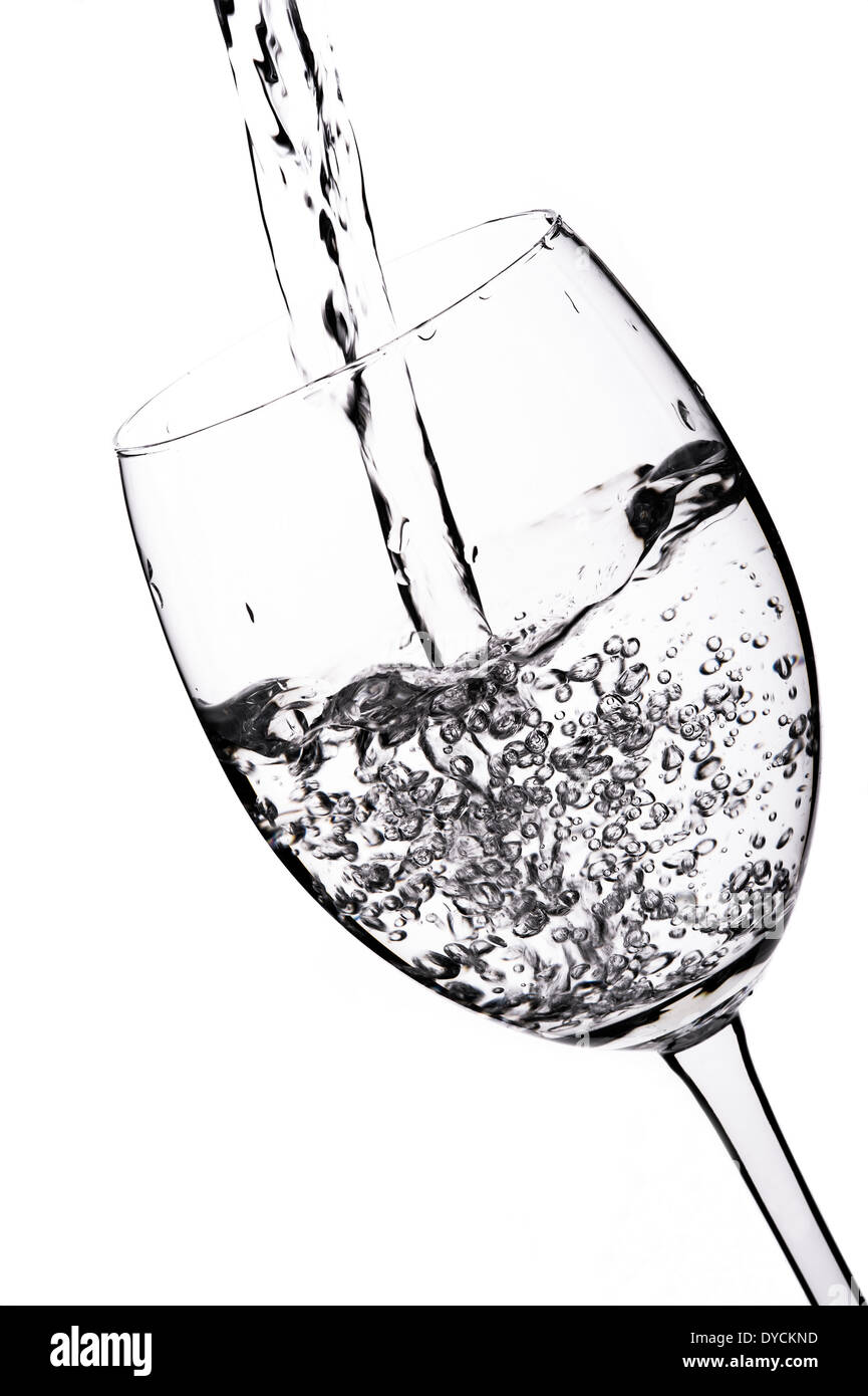 Wasser in ein Glas gegossen wird. Stockfoto