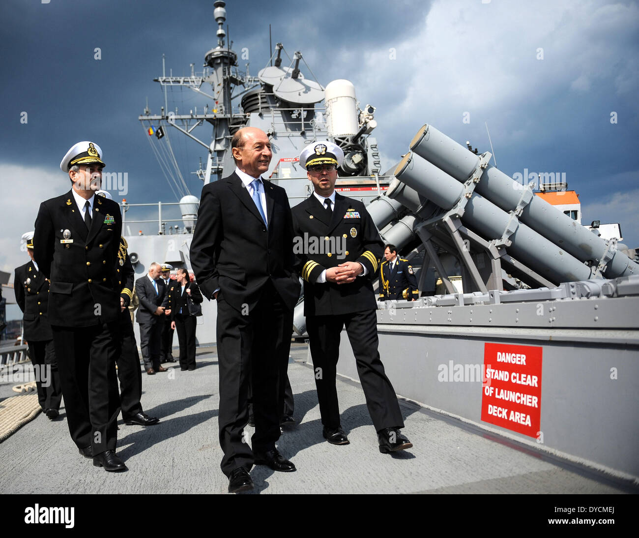 Constanta, Rumänien. 14. April 2014. Der rumänische Präsident Traian Basescu (vorne C) besucht die USS Zerstörer Donald Cook in der schwarzer Schwarzmeerhafen Constanta, Rumänien, am 14. April 2014. Für vier Tage, USA und rumänische Marine Truppen antreten darf Ausbildungsmaßnahmen in den rumänischen Hoheitsgewässern ebenso wie die internationalen Gewässer des Schwarzen Meeres. Bildnachweis: Agerpres/Xinhua/Alamy Live-Nachrichten Stockfoto