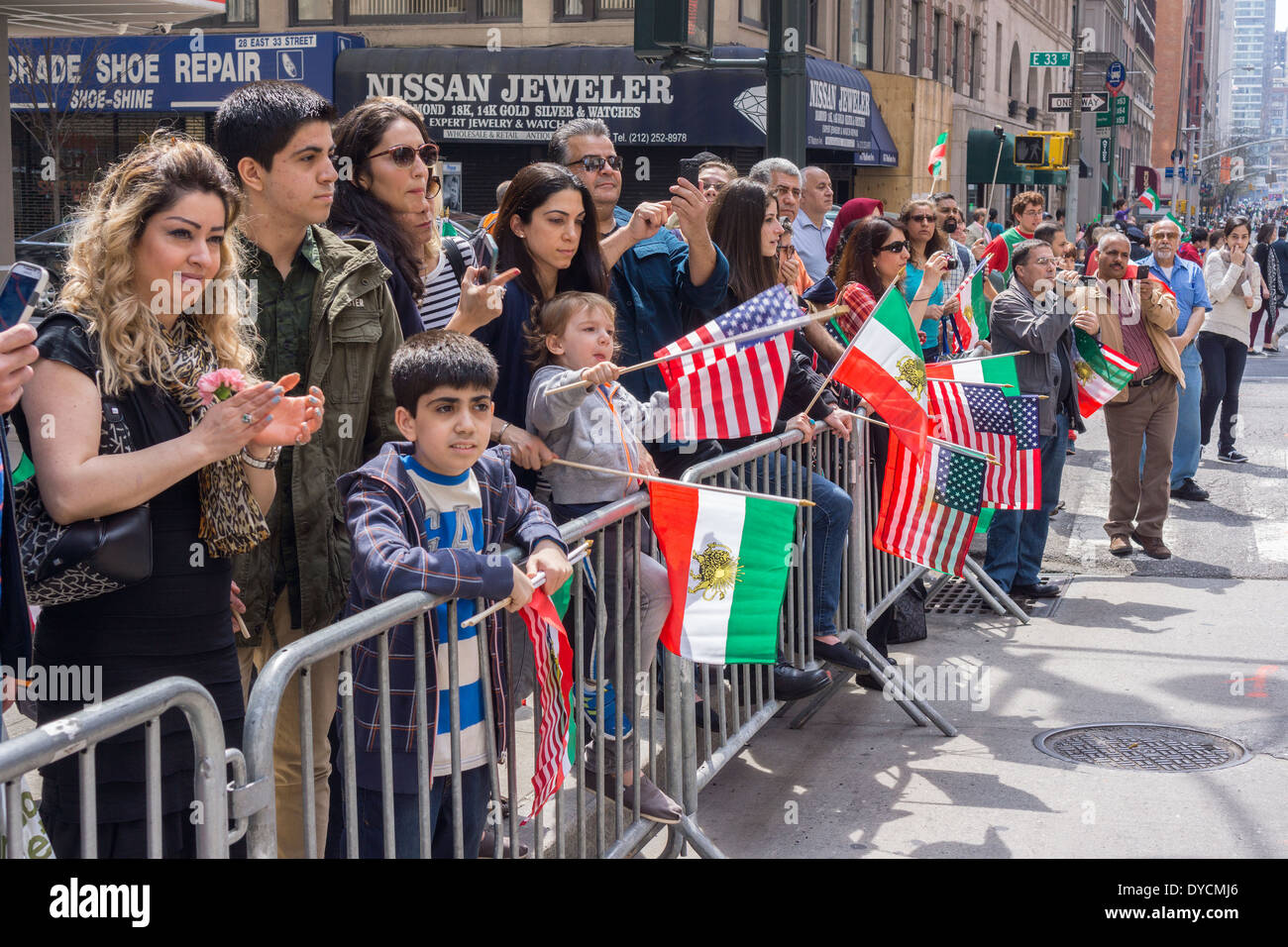 Iranisch-Amerikaner und Unterstützer bei der 11. jährlichen persischen Parade an der Madison Avenue in New York Stockfoto Iranisch-Amerikaner und Unterstützer bei der 11. jährlichen persischen Parade an der Madison Avenue in New York Stockfoto