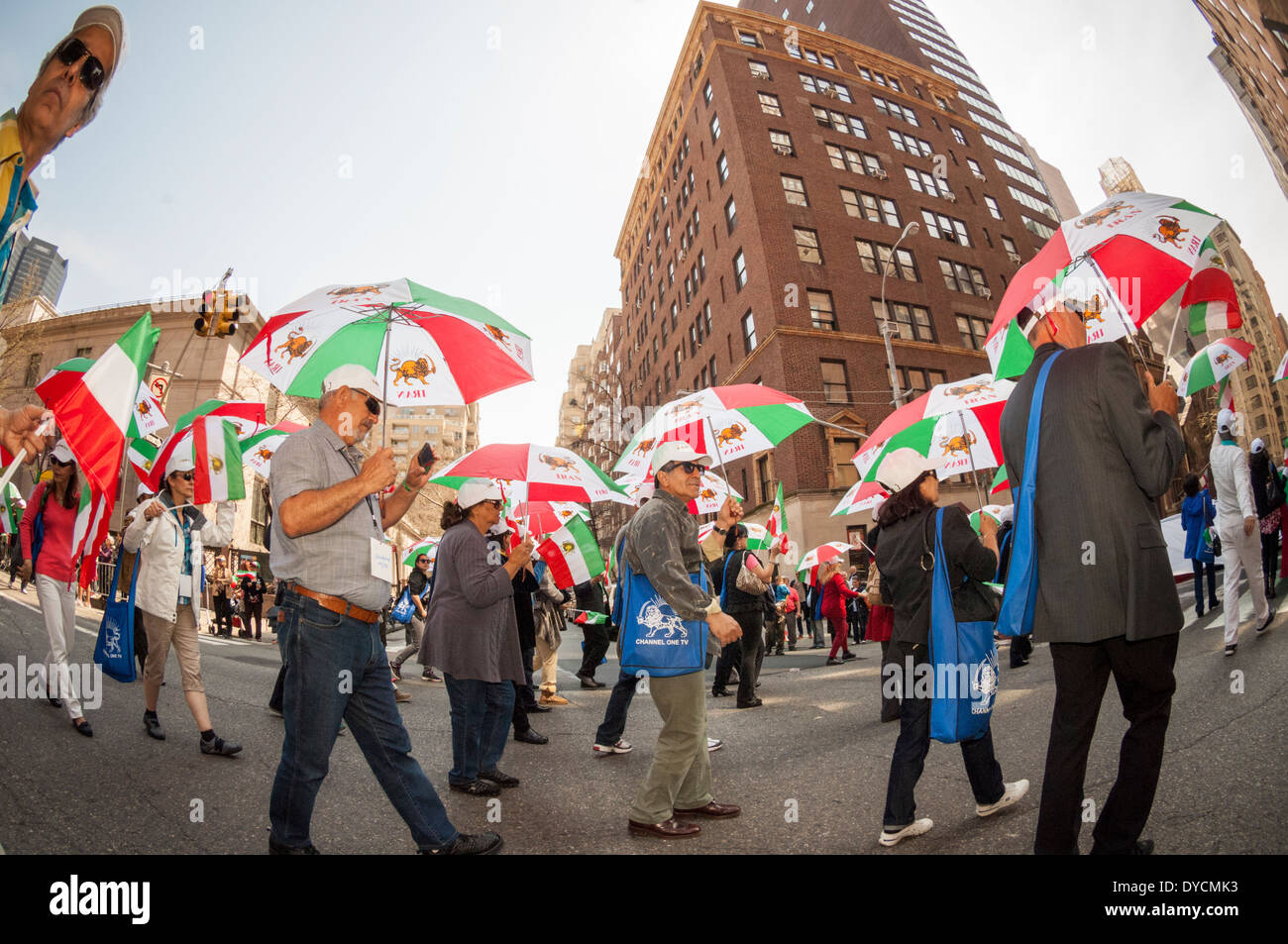 Iranisch-Amerikaner und Unterstützer bei der 11. jährlichen persischen Parade an der Madison Avenue in New York Stockfoto Iranisch-Amerikaner und Unterstützer bei der 11. jährlichen persischen Parade an der Madison Avenue in New York Stockfoto