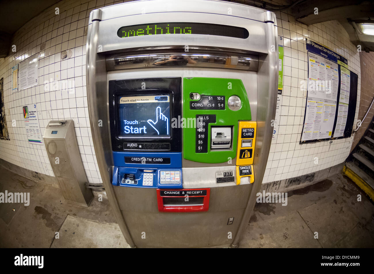 Eine Metrocard Automaten (MVM) im u-Bahnhof West 23rd Street in New York Stockfoto