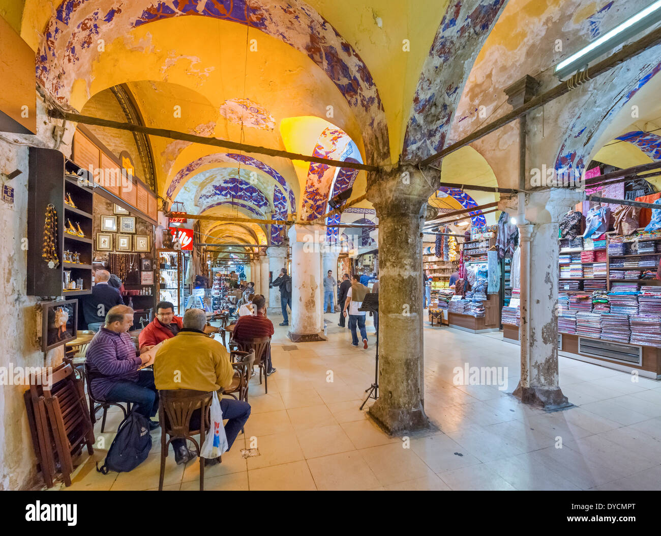 Cafe im älteren Teil des Grand Bazaar (Kapaliçarsi), Istanbul, Türkei Stockfoto