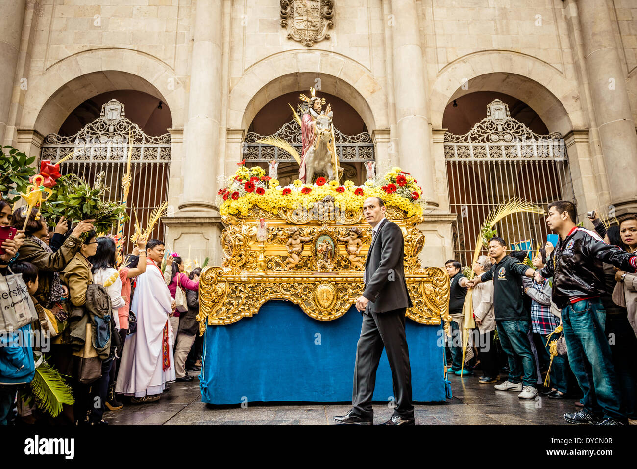 Barcelona, Spanien. 13. April 2014: Der Schwimmer der Bruderschaft der "Gran Poder und Macarena Esperanza" erfolgt aus der St. Augustin-Kirche für die Palmprozession am Palmsonntag in Barcelona Credit: Matthi/Alamy Live-Nachrichten Stockfoto