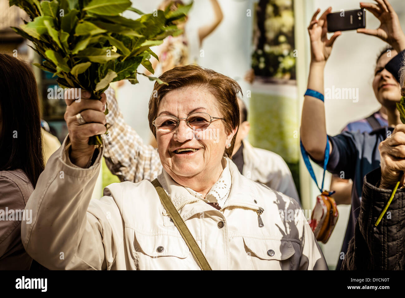 Barcelona, Spanien. 13. April 2014: Ein Verehrer ihrer Handfläche "Wellenlinien" die Bruderschaft der "Gran Poder und Macarena Esperanza" während der Prozession am Palmsonntag in Barcelona Credit vorbei: Matthi/Alamy Live-Nachrichten Stockfoto